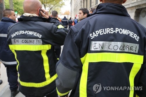 佛 소방관들, 파리시내서 대규모 시위…경찰, 물대포 진압