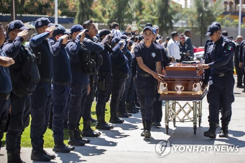 '총알 대신 포옹' 멕시코 대통령의 범죄대책 통할까