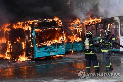 격렬 시위에 불타는 칠레 산티아고…정부 "지하철비 인상 철회"