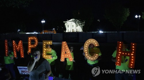 '우크라 의혹'에 트럼프 탄핵 여론↑…'찬성' 미국인 절반 육박