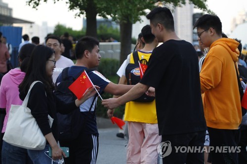 NBA에 뿔난 중국팬들, 경기 티켓 찢고 오성홍기 들어