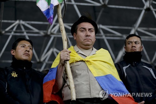 시위대에 인질로 잡힌 경찰…에콰도르 反정부 시위 격화(종합)