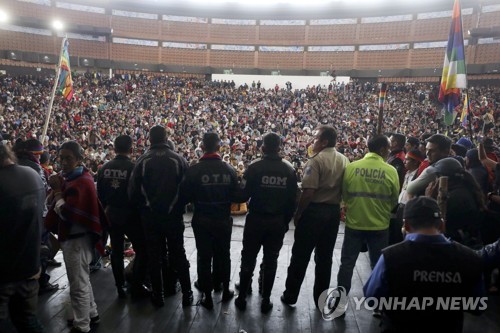 시위대에 인질로 잡힌 경찰…에콰도르 反정부 시위 격화(종합)