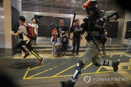 홍콩 시위에 원격조종 사제폭탄 등장…경찰 "테러리스트와 비슷"