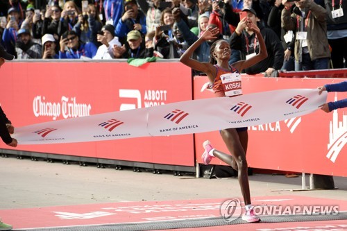 코스게이, 여자마라톤 세계신기록…2시간14분04초(종합)