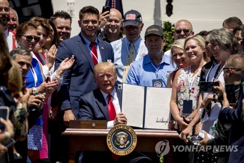 오바마의 행정명령 남용 비판한 트럼프, 오바마보다 자주 '서명'