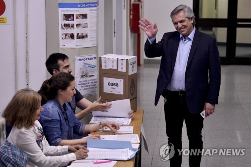 아르헨 대통령 당선인은 법학교수 출신의 '온건 페론주의자'