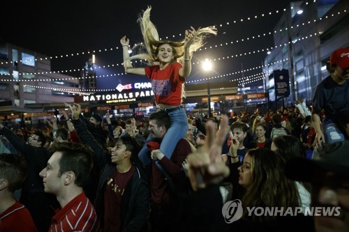 워싱턴 '아기상어' 도가니…WS 우승 안긴 행운의 '뚜루루뚜루∼'