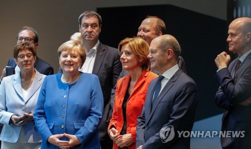 獨집권당사에 걸린 툰베리 슬로건…유럽서 극우風 막은 녹색風