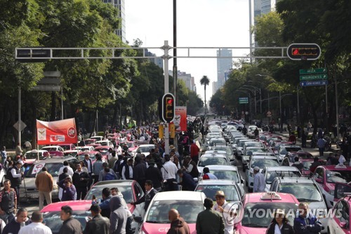 택시 주차장으로 변한 멕시코 도심…'우버 반대' 대규모 시위
