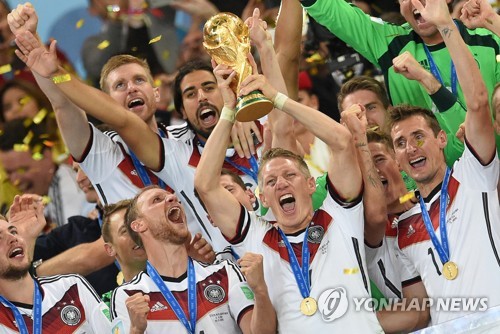 전 독일축구 대표 슈바인슈타이거 은퇴…"드디어 때가 왔다"