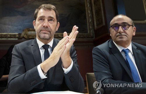 佛, 이슬람 극단주의 물든 경찰관 색출…두 명에게서 총기압수