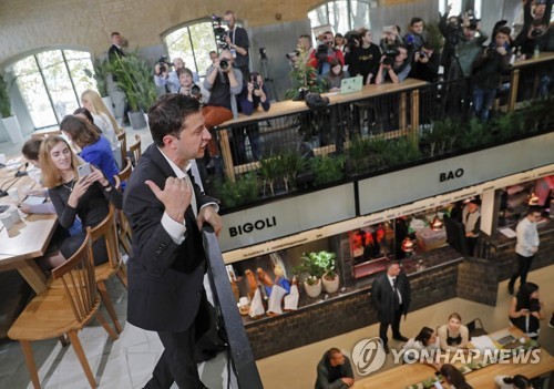 우크라이나 대통령, 14시간 넘게 기자회견…"세계 신기록"(종합)