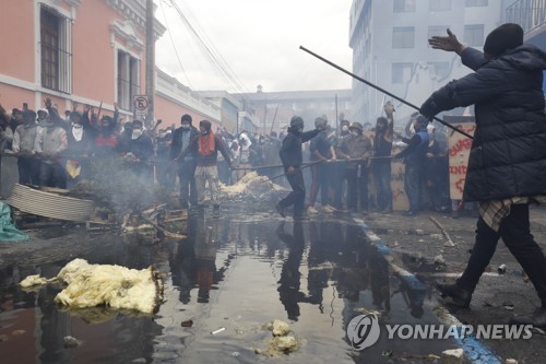 '아마존 전사'들도 시위 가세…혼란 더해가는 에콰도르