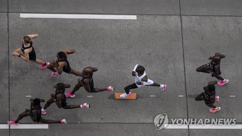 킵초게, 인류 최초로 마라톤 2시간 벽 돌파…1시간59분40초