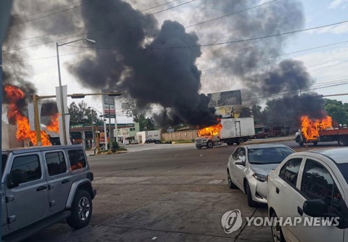 실패한 멕시코 '마약왕 아들 체포작전'…"카르텔에 무릎" 비판