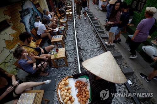 베트남 하노이 명소 '기찻길 카페' 사라져…사고 위험에 철거(종합)