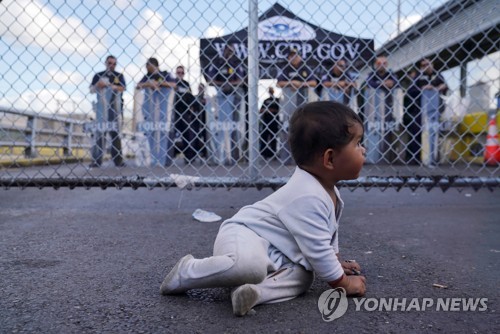 기약없는 미국행에 지친 중미 이민자, 美-멕시코 국경다리 점거