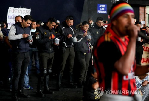 시위대에 인질로 잡힌 경찰…에콰도르 反정부 시위 격화(종합)
