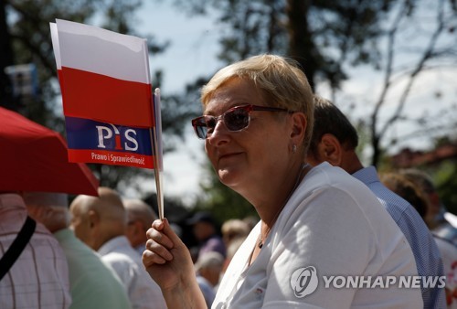 "총선 앞둔 폴란드, 국영TV 편파보도 공산 시절보다 심해"