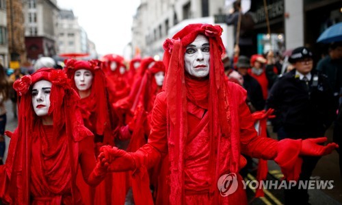 "기후변화 대응 나서라" 유럽 달군 '멸종저항' 점거 시위