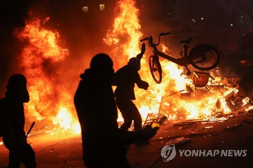 정부 유화책에도 잇따른 방화·약탈…격화하는 칠레 시위