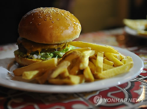 英 전문가 "대중교통에서 음식물 금지해야…아동비만 심각"
