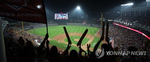 국방부·KBO, 한국시리즈 개막식서 '국군장병 응원 캠페인'