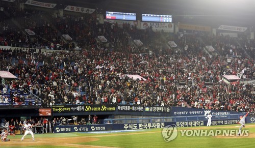 한국시리즈 1차전 잠실 마운드에 '산불 진압' 소방관 선다(종합)