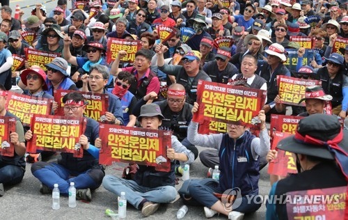 전국화물연대 파업…부산항 부두 곳곳에 화물노동자 집결