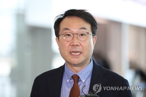 말 아끼는 이도훈 "북한이 어떤 핑계 잡아낼지 모르니까요"