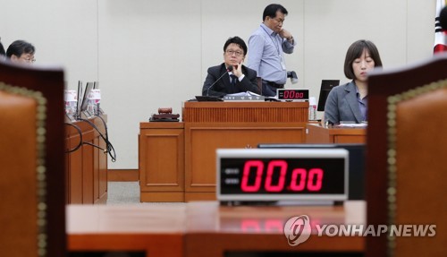 정무위, '조국 거취' 공방…한국당 "이총리, 曺 해임건의해야"