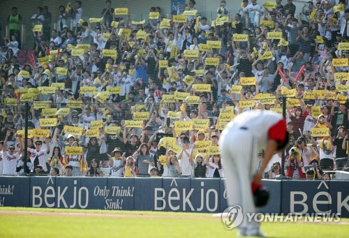 [프로야구결산] ④4년만에 무너진 800만 관중…KBO리그 '비상'