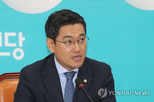  與 "검찰개혁 산더미"…한국당 "文대통령, 檢개혁 방해"