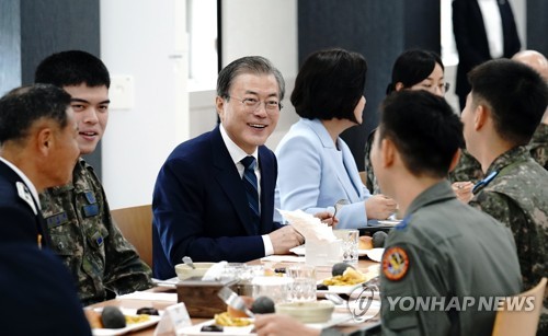 文대통령, 장병들과 '최현석 특식' 오찬…美사령관 "고 투게더"