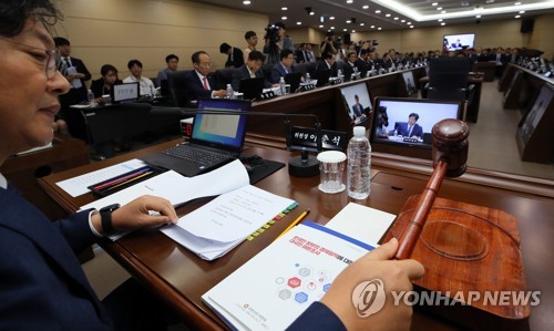 국감서 '조국 관련 증인' 공방…시작부터 파행·대치로 '얼룩'