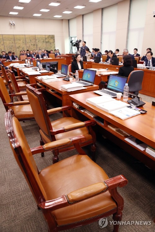 국감서 '조국 관련 증인' 공방…시작부터 파행·대치로 '얼룩'