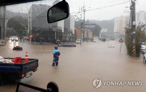 '태풍 미탁' 몰고 온 비구름에 전남 침수 피해 속출