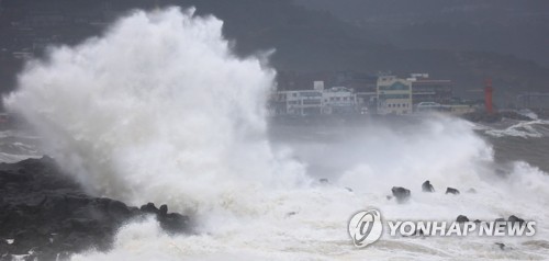 물폭탄·강풍 동반 태풍 '미탁'…산사태·건물 붕괴 속출