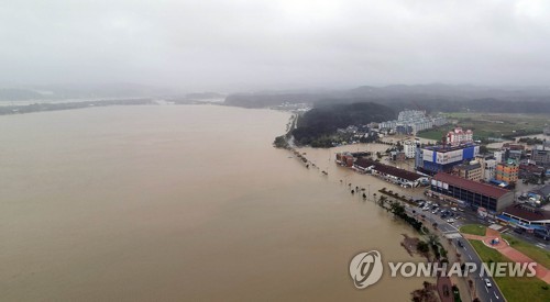 500㎜ 육박 물벼락 쏟아진 동해안 1명 사망…도로·주택 쑥대밭