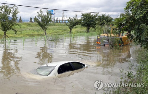 물폭탄·강풍 동반 태풍 '미탁'…산사태·건물 붕괴 속출