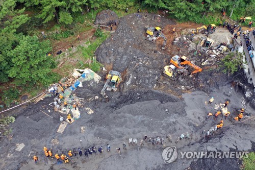 파도 파도 끝이 없는 산사태 진흙더미…매몰자 수색 난항