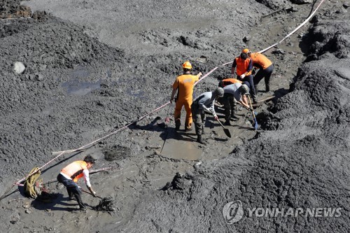 부산 산사태 현장, 좁은 통로·거대한 토사 더미에 구조 난항