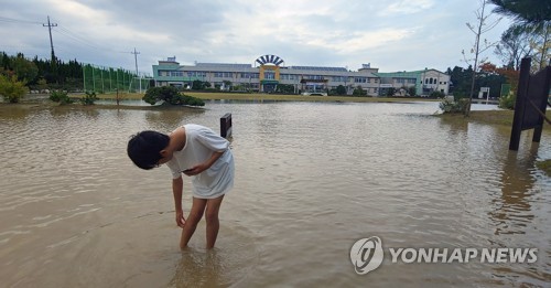 휴일 강타한 가을 태풍에 전국 쑥대밭…피해복구 안간힘