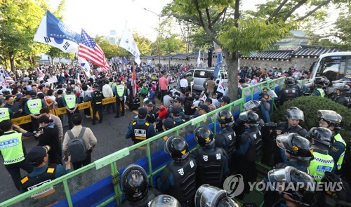 개천절 '청와대 앞 폭력시위' 1명 구속…"혐의 소명"