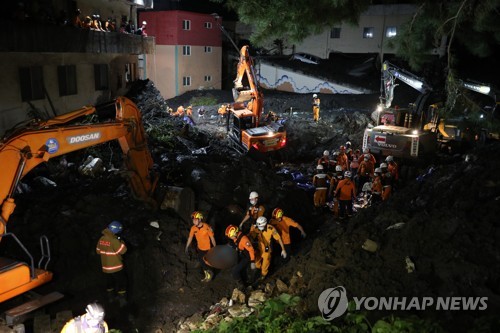 소방 "3번째 매몰자 발견 아냐…2번째 매몰자 시신 일부 추정"