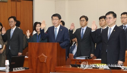 국회, 13개 상임위서 사흘째 국감…오늘도 치열한 '조국 대전'