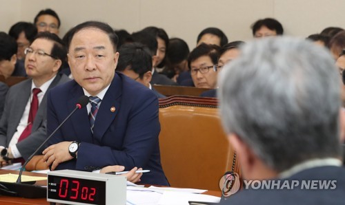 홍남기 "LTV·DTI 규제 조정 바람직하지 않고 검토도 안해"