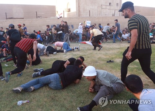 이라크 시위 사망자 100명 육박…유엔 "무분별한 살상 멈춰라"