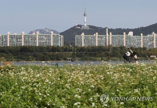 부쩍 깊어진 가을, 곳곳 나들이 인파…고속도로도 혼잡